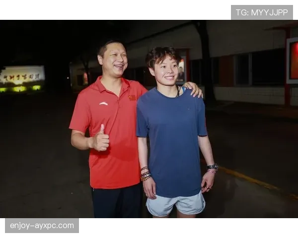 陈艺文训练完直接啃鸡腿？这反差谁懂啊